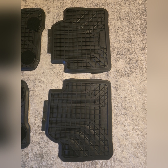 Authentic BMW 3 Series Rubber Mats like new - Picture 7 of 7